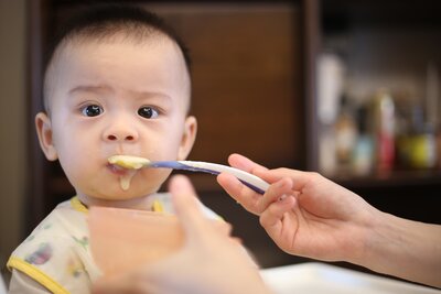 Feeding my 4-6 month old baby: when should I start weaning my baby? 