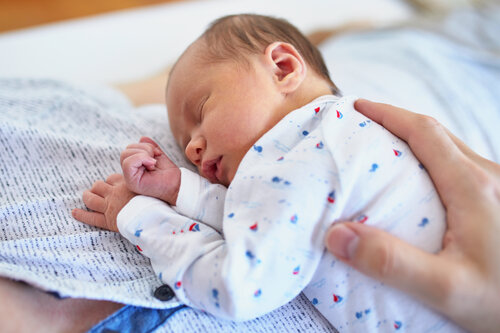 Sleep and bedtime routine for 2-8 week old babies: sleeping newborn baby
