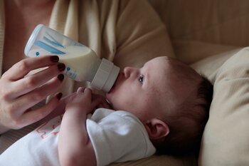 Managing wind, colic and reflux in babies: baby feeding from bottle
